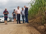 Paraná e Gilmar Rotta ouvem moradores na estrada José Francisco Perez Gonzalez