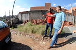 Líder do bairro mostrou ao vereador os problemas ligados a infraestrutura do bairro. 