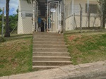 Escadaria dificulta acesso de pessoas com necessidades especiais