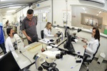 O laboratório realiza aproximadamente seis mil exames por dia 