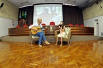 O cantor e compositor Marcos Moraes e sua filha Luísa abriram o evento com a música autoral "Você é a cura do mundo"