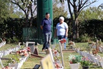 O cemitério está situado na estrada Jacob Canale, no bairro Pau Queimado. 
