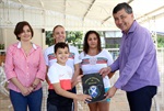 Na entrega da  moção estiveram presentes familiares e professores de Klaus