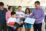 Na entrega da  moção estiveram presentes familiares e professores de Klaus