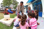 Pedro Kawai acompanha atividades das crianças