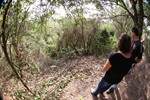 Junto com a moradora, Kawai conferiu a situação da área na tarde desta segunda-feira