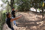 Junto com a moradora, Kawai conferiu a situação da área na tarde desta segunda-feira