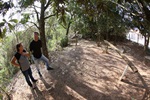 Junto com a moradora, Kawai conferiu a situação da área na tarde desta segunda-feira