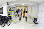 As crianças percorreram os corredores da Casa, atentas em cada detalhe, enquanto se comunicavam entre si, por meio da Língua Brasileira de Sinais (Libras).