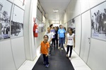 As crianças percorreram os corredores da Casa, atentas em cada detalhe, enquanto se comunicavam entre si, por meio da Língua Brasileira de Sinais (Libras).