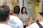 Servidora Patrícia Sant'ana, da Rádio Câmara Web, explicando o funcionamento da emissora