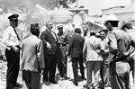 O então governador Ademar de Barros na praça José Bonifácio após o desastre