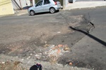Moradores ganham reparação asfáltica em rua do bairro Vila Cristina (antes)