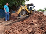 Marcos Abdala acompanha manutenção de rede de esgoto no jardim Planalto