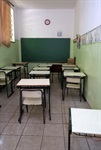 Foto mostra como ficaram as salas de aula com o novo piso