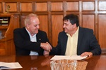 O presidente da Câmara Gilmar Rotta (MDB) e o professor Durval Dourado Neto, diretor da Esalq, assinaram o termo de cooperação na tarde desta segunda-feira (9) 