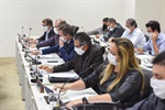 Vereadores com máscara de proteção facial nas reuniões extraordinárias de segunda-feira