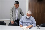 Câmara contempla professor Caixeta Filho pelo lançamento de livro