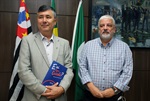Câmara contempla professor Caixeta Filho pelo lançamento de livro