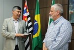 Câmara contempla professor Caixeta Filho pelo lançamento de livro