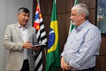 Câmara contempla professor Caixeta Filho pelo lançamento de livro
