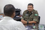 Vereador Thiago Ribeiro foi recebido na sala do sargento Felipe Silva Carvalho, que é chefe de instrução da unidade