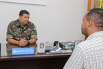 Vereador Thiago Ribeiro foi recebido na sala do sargento Felipe Silva Carvalho, que é chefe de instrução da unidade