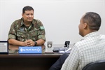 Vereador Thiago Ribeiro foi recebido na sala do sargento Felipe Silva Carvalho, que é chefe de instrução da unidade