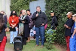 Autoridades, escolares e comunidade se integram em plantio na Itaiçaba
