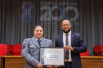 Acácio Godoy (à direita) entrega ao cabo PM Nelson Moraes Júnior o quadro alusivo à moção de aplausos 112/2022