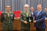 Homenagens a oficiais marcaram a celebração do Dia do Exército