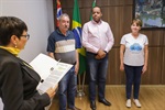 Entrega da moção de aplausos em reconhecimento aos 20 anos de trabalho da Vaccip aconteceu na Sala da Presidência da Câmara Municipal de Piracicaba