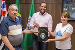 Entrega da moção de aplausos em reconhecimento aos 20 anos de trabalho da Vaccip aconteceu na Sala da Presidência da Câmara Municipal de Piracicaba
