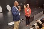 Atriz Vânia Lima foi homenageada por sua trajetória artística; entrega da honraria aconteceu no Sesc Piracicaba