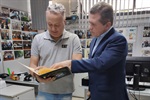 Assessor de assuntos governamentais e institucionais da Caterpillar, Sérgio Regonha, recebeu a homenagem
