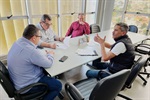Fabrício Polezi, durante reunião, na Prefeitura de Piracicaba, com o secretário municipal de Governo, Luiz Beltrame, e com o líder de Governo, na Câmara, Josef Borges