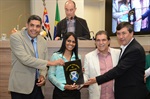 Paulo Campos, Paiva e Pedro Kawai entregam moção à representante da escola homenageada