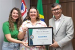Daniele, entre sua filha, e o vereador Pedro Kawai