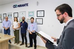 Entrega da moção e aplausos ocorreu na sede da empresa