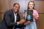 Entrega de moção de aplausos a Carolina Spruck