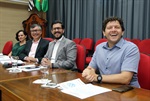 Compuseram a mesa da cerimônia de entrega da honraria, da direita para a esquerda: Mateus Piffer Júnior, Guilherme Gorga Mello, Pedro Kawai e Joceli Cerqueira Lazier