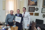O provedor João Orlando Pavão, Laércio Trevisan Jr. e o médico Rafael Tineli