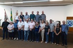 Vereador Pedro Kawai, prefeito Luciano Almeida e representantes dos 26 projetos sociais 