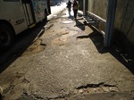 Calçada danificada na rua Corcovado 