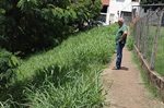 Área verde abandonada traz riscos para alunos no bairro Jardim Tókio