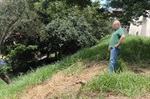 Área verde abandonada traz riscos para alunos no bairro Jardim Tókio