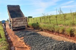 Colocação de cascalho em estrada contempla a região do Godinho