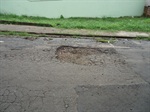 Moradores pedem operação tapa buracos no Jardim Nova Iguaçu
