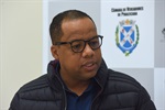 Vereador Thiago Ribeiro em entrega de votos de congratulações à Aretuza Negri