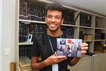 Samuka Miazaki segura a fotografia em que aparece seu avô paterno, Kazuo Miazaki